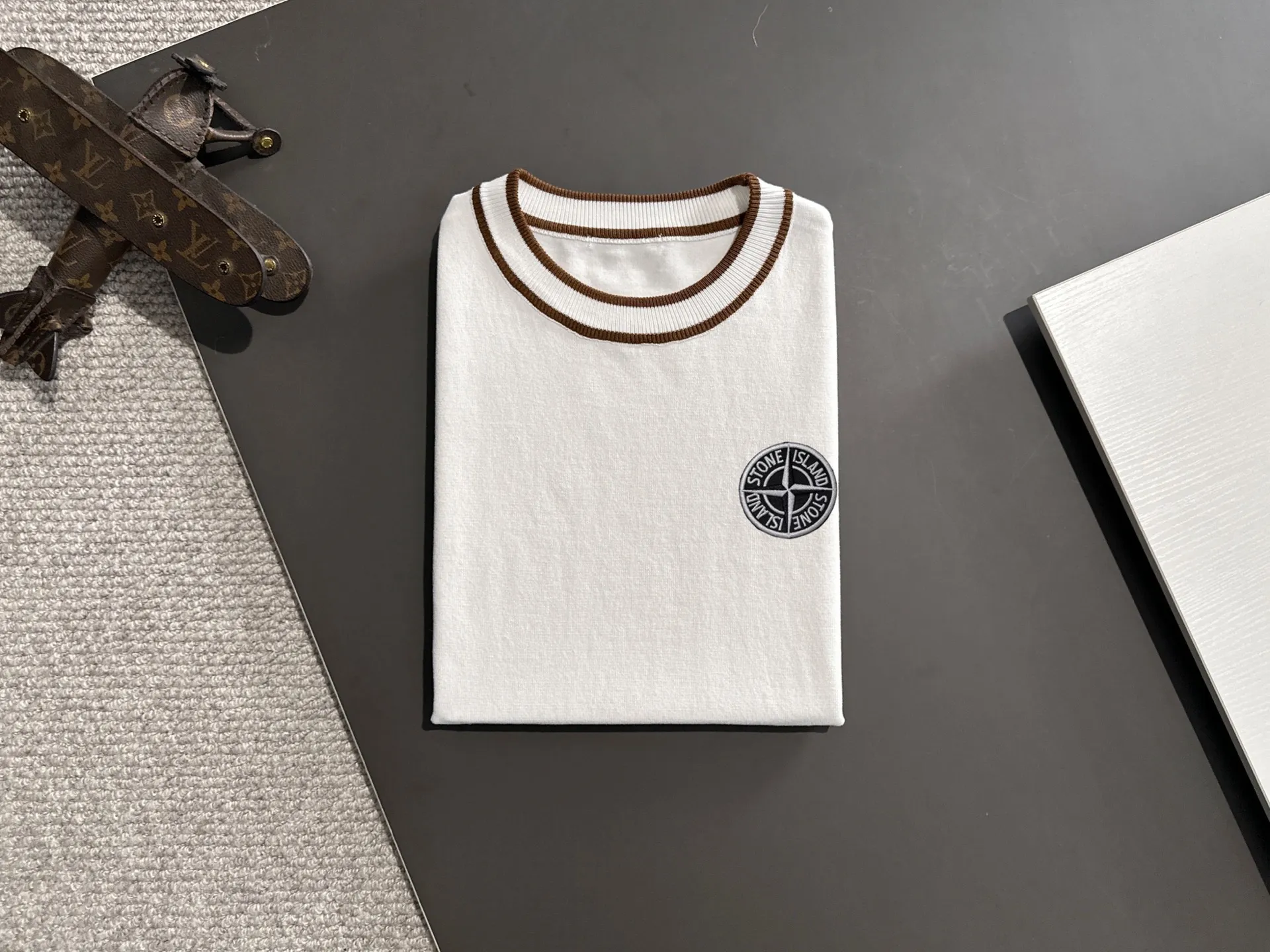 🅿️320 shipped next day, high quality Stone Island 2025 spring and summer new men's round neck short-sleeved T-shirt. Made of combed cotton yarn knitted cotton fabric, pure cotton high-weight special yarn, it feels full when weighed, and the upper body is more textured than ordinary T-shirts. This texture can cope with the weather easily, suitable for both hot and cold! The pattern on the chest adopts three-dimensional embroidery technology, and is perfectly produced stitch by stitch with reference to the original version! Loose fit design, looks noble. Size: M to XXXL